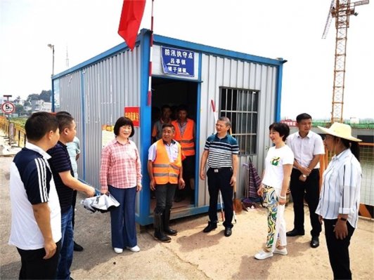 雷建鸣主席带率队慰问安广江堤桐城段防汛救灾一线干群