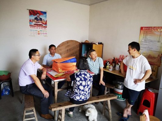 桐城市政协主席雷建鸣调研脱贫攻坚工作
