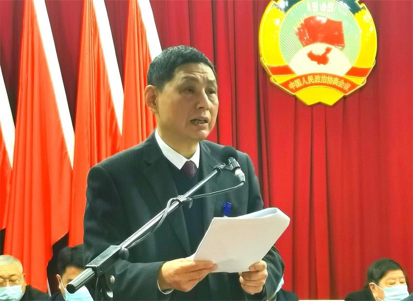 图为新当选市政协主席潘利民讲话.